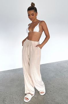 Beige Beach Pants Outfit, Beige Linen Pants Outfit, Beach Linen Pants, Athletic Summer Outfits, Summer Outfits Athletic, White Linen Pants Outfit, Alt Summer Outfits, Cream Linen Pants, Beige Linen Pants