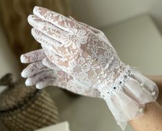 Elegant and beautiful gloves made of lace and tulle for a bride or communion girl. These gloves made of lace and tulle are an eye-catcher and particularly beautiful. The gloves correspond to size S/meter and are very comfortable to wear. White Lace Gloves, Elegant Gloves, Vintage Gloves, Wedding Garters, Wedding Gloves, Bridal Gloves, Lace Gloves, Easy Hairstyles For Long Hair, Closet Fashion