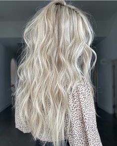 Very Blonde Hair With Low Lights, Money Piece Lived In Blonde, Creamy Blonde Hair Highlights Low Lights, Blond Hair Ideas For Summer, Blonde Hair With Platinum Highlights, Bright Blonde With Money Piece, Blonde Hair With White Highlights, Blonde Highlights Balayage, Low Light Blonde Hair