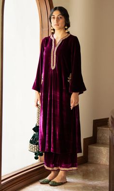 Velvet Kurta Designs, Velvet Kurtis Design, Velvet Pakistani Dress, Velvet Suit Design, Velvet Kurta, Desi Fits, Kurta With Palazzo, Pakistani Fancy Dresses