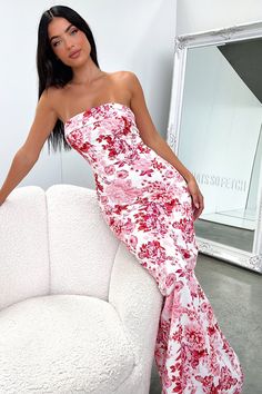 Step into luxury with the stunning Charms Maxi Dress! She offers a structured bodycon fit on top, a strapless cut, a cheeky back slit, double lined material and an invisible back zipper. Pair her with cute mules and simple jewellery for an elegant look! 
FABRICATION:
65% Linen / 35% Cotton
SIZING:
Crystal's height is 162cm and wears a size AU6/US2 F1 Outfit, Simple Jewellery, Green Swimwear, Summer Formal Dresses, Shower Outfits, White Swimwear, So Fetch, Pink Swimwear, Long Sleeve Casual Dress