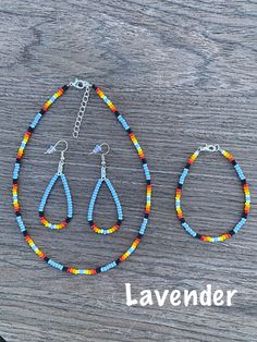 Native Seed Bead Necklace, Beaded Necklace Patterns Simple, Glass Beads Jewelry Bracelets, Beaded Jewelry Patterns Earrings, How To Make Beaded Hoop Earrings Tutorials, Diy Country Jewelry, Western Seed Bead Bracelets, Western Seed Bead Jewelry, Beaded Western Earrings