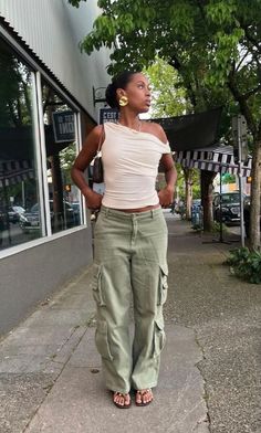 cute cargo pant outfit inspo. linked to rumored <3 Elevated Streetwear Women, Elevated Casual Outfits Women Summer, Modest Going Out Outfits, Dinner Outfit Aesthetic, Casual Dinner Party Outfit, Cargo Pant Outfit, Fall Dinner Outfit, Sahm Outfits, Casual Dinner Outfit Summer