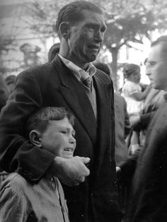 an old photo of a man holding a young boy in his arms with the caption la despedida antes de march