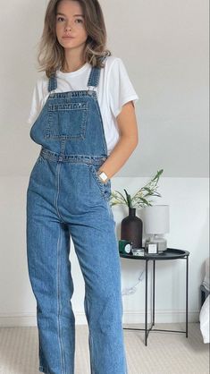 Overalls And Button Up Shirt, Dungaree Skirt Outfit, Dungarees Outfit Summer, Dungaree Outfit Ideas, How To Style Dungarees, Denim Dungarees Outfit, Dungaree Outfits, Cute Overall Outfits, Amy Ward