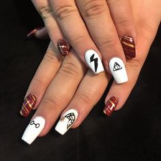 Harry Potter Gryffindor Nails, Nargles Harry Potter, Ideas Para Uñas, Gryffindor Nails, Harry Potter Nail Ideas Simple, Harry Potter Nails Gryffindor, Harry Potter Nail Art Gryffindor, Harry Potter Nail Art Easy, Nail Art Designs Harry Potter