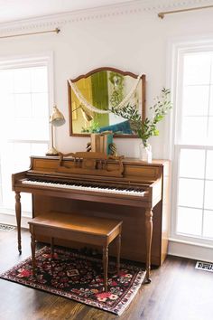 an old piano sits in the corner of a room