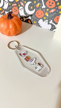 Ghosts keychain Keychains Cricut, Fall Keychains, Halloween Keychains, Friends Keychain, Motel Key, Custom Glassware, Motel Keychain, Keychain Gifts, Fall Designs