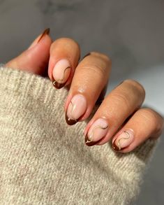 27 Fall Short Nails 2024: Top Trends and Cute Ideas to Try This Autumn Almond Shape Thanksgiving Nails, November Simple Nails, October Nails Ideas Almond, Brown And Gold Fall Nails, Autumn Oval Nails, Fearless Era Nails, Dark Brown And Gold Nails, Fall Short Almond Nails Ideas, Autumn Holiday Nails