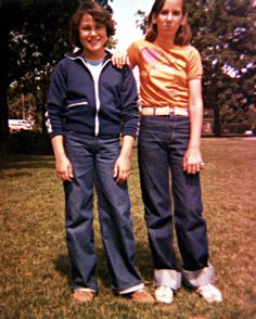 photo girls school 70s fashion 1970s Teenagers, Marauders Dr, Kids Pop, Girls School, Nerd Girl, 1970s Fashion, 70s Fashion, Sport Girl