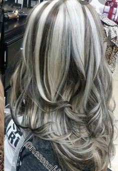 Streaks In Blonde Hair, Short Shoulder Length Hair, Long Blonde Curly Hair, White Blonde Highlights, Edgy Hair Color, Baylage Hair, Hair Highlights And Lowlights