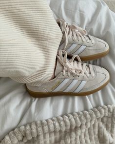 Looks Adidas, Adidas Samba Outfit, Samba Shoes, Samba Outfit, Trendy Shoes Sneakers, Pretty Shoes Sneakers, Shoe Inspo, Girly Shoes, Aesthetic Shoes