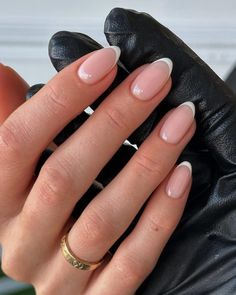 A timeless classic! These almond-shaped nails with a delicate white French tip add a touch of elegance to any look. Perfect for both everyday chic and special occasions. Oval Nails French, Almond Nails French, Russian Manicure, Short Almond Nails, Nagel Tips, Basic Nails, Classic Nails