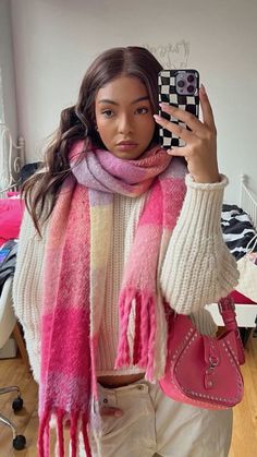 Scarfs Outfits, Pink Scarf Outfit, Cute Ootd, New York Outfits, Trendy Outfit Ideas, Scarf Outfit, Winter Fit, Classy Fashion, Trendy Fall Outfits