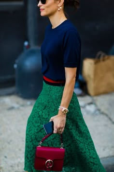 Gucci Street Style Rok Outfit, Nyfw Street Style, Red Handbag, Looks Street Style, Cool Street Fashion, 가을 패션, Street Style Looks, Green Skirt, Fashion Mode