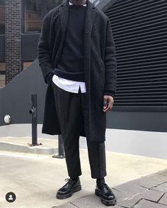 Black Overcoat Men Outfit, Paris Street Style Men, Mens Street Style Winter, Boots Men Outfit, Sweater Outfits Men, Black Outfit Men, Overcoat Men, Dope Outfits For Guys, Men's Outfits