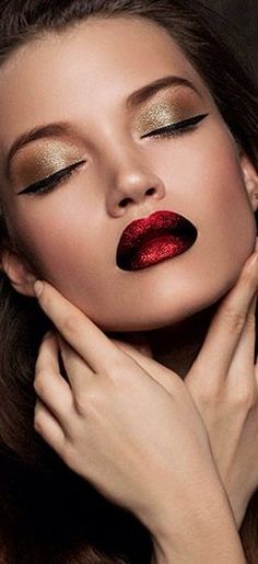 Your Daily Dose Of Bisou Bisou Inspo! Smink Inspiration, Nail Art Glitter, Unique Makeup, Evening Makeup, Trendy Makeup, Kesha, Christmas Makeup, Gold Eyes