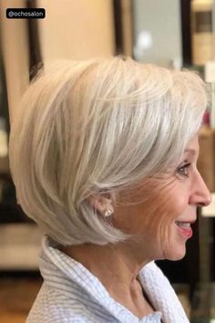 Medium-length bob haircut for women over 60 – stylish and versatile choice for older women. Kort Bob, Old Hairstyles, Chin Length Hair, Bob Haircut For Fine Hair, Bob Hairstyles For Fine Hair, Hair Haircuts, Short Bob Haircuts, Bob Hair, Haircuts For Fine Hair