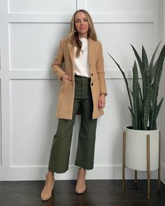 Wide Leg Pants Ankle Length, Sweaters With Wide Leg Pants, Wide Leg Pant Fall Outfit, Wide Leg Crop Pants With Ankle Boots, Wide Leg Crop Pants Outfit Winter, Outfit For Ceremony, Wide Leg Green Pants Outfit, Wide Leg Pants Winter Outfit, Winter Outfits Work Office