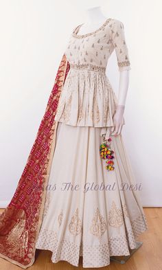 Lehanga Kurti Modern Design, White And Red Chaniya Choli, Lehga Choli Designer For Girl, Lenga Choli Design, Lengha Choli Modern Wedding, White Chaniya Choli, Choli Blouse Design, How To Dress For A Wedding