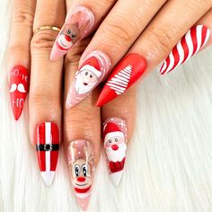 Discover the top Christmas nail art trends for 2024! From holographic designs to cute holiday accents, these nails are perfect for celebrating the season in style. ✨🎁 #ChristmasNails #HolidayNailArt #NailArtTrends Santa Nails, Natural Nail Art, December Nails, Christmas Manicure, Christmas Nail Art Designs, Name Ring, Holiday Nail Art, Pretty Christmas, Festival Nails