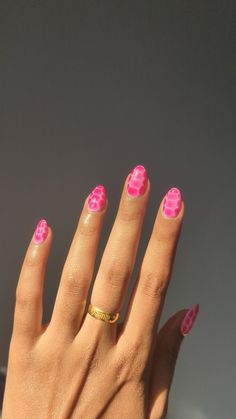 Chill Nail Ideas, Nails For Ibiza, Hot Pink Nail Designs Short, Nail Designs Summer Pink, Pink Nail Inspo Short, Simple Vacation Nails, Coral Summer Nails, Rush Nails, Nail Jewels