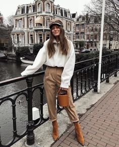 Livia Auer, Instagram Amsterdam, Minimalist Moda, Cute Thanksgiving Outfits, First Date Outfits, Stunning Outfits, Fashion Night, Outfits Winter, Thanksgiving Outfit