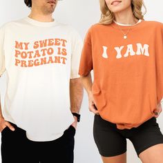 Share your sweet news with a side of humor! Our "My Sweet Potato is Pregnant" and "I Yam" couple shirts are the perfect way to announce your pregnancy this Thanksgiving or fall. These comfy and cute tees are sure to bring smiles and laughter to your loved ones. Shop now and make your fall pregnancy reveal extra special! 👕 PRODUCT INFO The Comfort Colors 1717 shirt is made of 100% ring-spun cotton, pre-shrunk, and double-needle stitched for added durability. It offers a relaxed fit and a wide ra Casual Thanksgiving Pregnancy Dresses, Shes My Sweet Potato I Yam Shirt Baby, Thabksgiving Pregnancy Shirts, Maternity Shirts Vinyl Thanksgiving, Couples Thanksgiving Pregnancy Shirts, Pregnancy Announcement To Family, Matching Couples Shirts, Baby Pictures Ideas, Thanksgiving Pregnancy Announcement