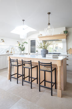 Dijon tumbled limestone tiles in a wooden and white kitchen. Porcelain Tile Floor Kitchen, Kitchen Floor Tiles, Traditional Style Kitchen, Country Cottage Kitchen