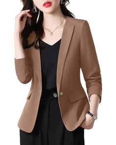 Blazer Feminino Social Slim Imagine-se envolvendo em elegância sem esforço com o Blazer Feminino Slim. Feito sob medida para mulheres modernas e sofisticadas, este blazer é uma demonstração de estilo refinado e confiança. Fabricado com tecido Casimira de alta qualidade, cada detalhe do Blazer Feminino Slim Tokio foi cuidadosamente pensado para oferecer conforto e durabilidade incomparáveis. Sua manga 3/4 proporciona versatilidade, permitindo que você o use em várias ocasiões, do escritório ao ha Casual Blazer, Skirt Outfits, Dream Wardrobe, Happy Hour, Sustainable Fashion, Chiffon, Blazer, Wardrobe, Clothes