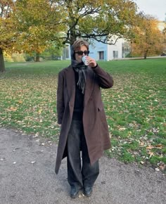 jacket inspo Dan Core, Trench Coat Fits, Long Coat Outfit, Chill Style, Drip Fits, Coat Fits, Preppy Streetwear, Autumn Fits, Street Fashion Men Streetwear