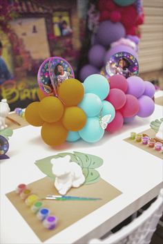 there are balloons and decorations on the table