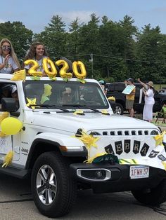 Jeep Graduation Decoration, Prom Arrival Transport Ideas, Homecoming Parade Cars, Decorated Car For Graduation, Senior Car Decorating Ideas 2020 Parade, Homecoming Parade Signs, Homecoming Court Parade Signs For Cars, Homecoming Car Decorations