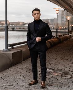 Business Casual Men Winter, Turtleneck Outfit Men, Turtleneck Suit, Winter Fashion Nyc, Dark Navy Suit, European Fashion Winter, Mens Wedding Attire, Turtleneck Outfit, Business Style