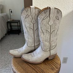 Wonderful Boots I Have Loved I Just Don’t Wear Them Anymore Since I Got New Ones. Super Cute And Durable. Tall Western Boot, Sweet Tea, Just Don, White Cream, Western Boots, Cream White, Super Cute, Size 7, Women Shoes