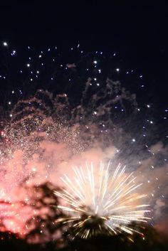 fireworks are lit up in the night sky with bright colors and sparkles all around