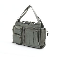 HARVEST LABELFLYER’S 70XX×WINGMAN /フライヤーズ 70XX × ウイングマン 4WAY BAG/ショルダー・トート・メッセンジャー・クラッチ 商品番号 : HJR-0321 ベストセラー商品“WINGMAN”と20年以上前に発売した“スーパーハーキュリーズ”モデルを新たな仕様でアップグレードした“FLYEAR'S 70XX”とのコラボレーション。 シーンに応じてショルダーやトートなど持ち方を使い分けられる4wayバッグ。 メイン素材にはMA-1で用いられるスムースかつ強靱な生地をアレンジしブルーサイン基準を満たした環境配慮型の高強度ナイロン、内側には高密度ナイロンや厚手のメッシュ素材などを採用。 サイドのメッシュでマチ幅が調整可能なので、かさばる荷物や資料などが急に増えても安心です。 メッシュマチの収納部にはPVCコーティングを施した生地を採用しているため、濡れた傘やドリンクボトルなど水滴のついた小物でも収納が可能。 日本製 商品詳細 Size W340×H250×D60〜200 Material コーデュラ・ブルーサインナイロンTWILL(ボンディング加工) × 高密ナイロン × 肉厚ヘビーナイロンメッシュ Weigh 910g Pocket 外：7 内：3 ペン差し：2 Shoulder 最長135cm Liter -- 付属品 オフィシャルサイト限定オリジナル巾着袋 Daily Use Bags With Functional Pockets And Double Handle, Bags With Functional Pockets And Double Handle, Functional Pockets Crossbody Bag For Daily Use, Utility Satchel Bag For Everyday Use, Crossbody Bags With Functional Pockets For Daily Use, Everyday Utility Shoulder Bag, Daily Use Crossbody Bag With Functional Pockets, Functional Pockets Satchel For Daily Use, Casual Double Handle Bag With Functional Pockets