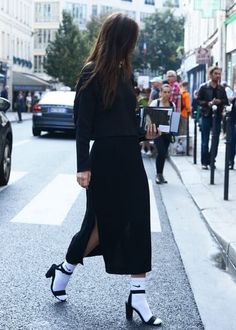 meia e sandalia single Heels With Socks Outfit, Heels And Socks, Cooler Style, Walking Down The Street, Stylish Fall Outfits, Sock Outfits, Paris Fashion Week Street Style, Socks And Heels, Socks And Sandals