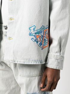 Looking for a versatile denim jacket that will never go out of style? Look no further. This classic piece is made of 100% cotton for ultimate comfort and features stunning embroidery for a touch of personality. 100% cotton for comfort Maxi embroidery for a unique touch Versatile and timeless style Printed Denim Shirt, White Graffiti, Skate Shirts, Graffiti Logo, Blue Denim Shirt, White Denim Jacket, Skate Style, Painted Denim, Bleach Wash