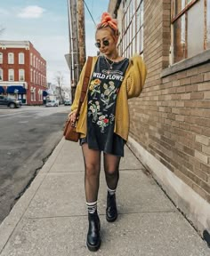 Concert Outfit Aesthetic, Nicole Alyse, Cute Edgy Outfits, Coldplay Concert, T Shirt Dresses, Look Grunge, Fashion Alternative, Top Knots, Alternative Grunge