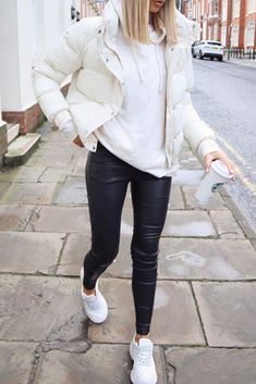 Casual Sport Outfit, Outfits Con Jeans, Streetstyle Outfit, Cold Outfits, Des Baskets, Athleisure Outfits, Casual Chic Outfit, Casual Fall Outfits, Winter Fashion Outfits