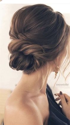 Wedding Hair V Neck Dress, Classy Updo Hairstyles, Classy Updo, Summer Wedding Hairstyles, Vintage Updo, Hairstyles Theme, Low Chignon