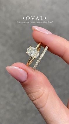 a hand holding a diamond ring in it's left hand with the word oval written above it