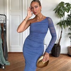 Midi Dress With Straight Neckline Long Sleeve And One Exposed Shoulder Ruched Fabric Tonal Interior Lining Casual Outfits For Girls, Blue Bodycon, Outfit Birthday, High Low Midi Dress, Races Outfit, Outfit Zara, One Shoulder Midi Dress, Organza Dress, Bow Detail Dress