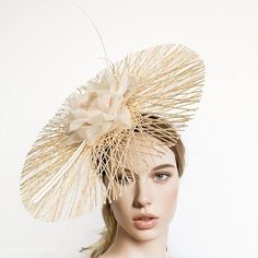 Stunning Ivory natural fibers and flower Kentucky derby hat for woman.This cream  fascinate disc hat is embellished with two feathers and a flower.It is a perfect hat for weddings, Royal Ascot horse races, cocktails, derby...It is mounted on a headband.If you want, you can choose the side of the head were you like to wear the fascinator, just convo me.Any color of the fascinator can be changed to order. **  PROCESSING TIME: 5 -7 business days.**  DELIVERY TIME (DHL EXPRESS  WITH TRACKING NUMBER) Ascot Horse Racing, Wedding Hats For Guests, Race Day Hats, Two Feathers, Ivory Fascinator, White Fascinator, Red Fascinator, Tea Hats, Kentucky Derby Fascinator