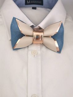 Check out this item in my Etsy shop https://www.etsy.com/listing/1248384104/rose-gold-ash-blue-noeud-papillon-bow Blue Boutonniere Prom, Copper Groomsmen, Rose Gold Bow Tie, Boutonniere Prom, Blue Boutonniere, Bow Tie For Men, Gold Bow Tie, Groomsmen Gift Set