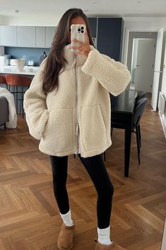 Ugg Beige, Outfit Ugg, Mode Mantel, Chique Outfit, Ladies Short Jackets, Stand Collar Jackets, Womens Thermal, Chic Shirts, Winter Chic