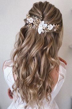 We have collected wedding ideas based on the wedding fashion week. Look through our gallery of wedding hairstyles 2021/2022 to be in trend! Elegant Wedding Hair, Hairstyle Trends, Best Wedding Hairstyles, Half Up Half Down Hair, Half Up Hair