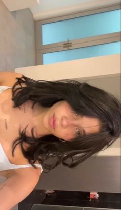 Medium Length Hair With Curtain Bangs Side Part, Nessa Barret Hair Short, Haircuts Inspo Aesthetic, Nessa Haircut, Med Length Balayage Hair, Nessa Short Hair, Shaggy Haircut Medium Length, Medium Length Hair With Layers Thick Wavy, 3 Layer Haircut Medium