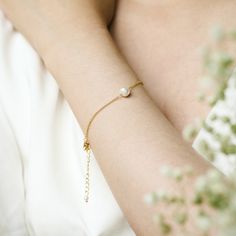 Elegant Single Pearl Bracelet Discover the beauty of simplicity with our minimalist single pearl bracelet. Featuring a natural freshwater pearl on a delicate chain, this bracelet is crafted from solid brass and is available in both gold and silver. Its timeless design makes it a versatile accessory for any occasion. Details: Type: Single Natural Freshwater Pearl Bracelet Material: Solid Brass Pearl Size: 4-5mm Chain Length: 16cm + 1.5cm extender Features: Minimalist / Elegant / Unique Color Opti Minimalist Pearl Jewelry With Oyster Bracelet, Minimalist Oyster Bracelet Jewelry For Wedding, Minimalist Wedding Jewelry With Oyster Bracelet, Pearl White Bracelets With Pearl Pendant For Weddings, Adjustable Pearl Bracelet With Pearl Pendant For Wedding, White Pearl Pendant Bracelet For Wedding, Minimalist Everyday Pearl Bracelet, Minimalist Pearl Bracelets With Pearl Chain, Minimalist Pearl Bracelet With Round Beads